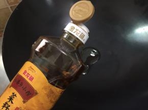 坐锅倒入少许菜籽油