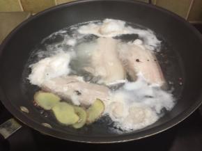 煮开撇去浮沫煮熟捞出