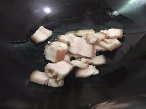 码入五花肉煸炒一会