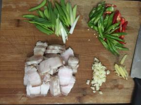 把配料切好备用