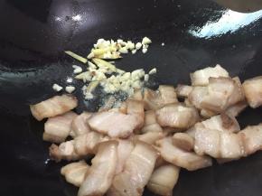 加入姜，蒜蓉翻炒一下