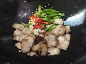 加入青红椒，一勺豆瓣酱翻炒