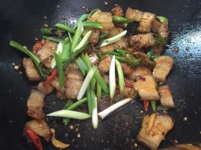  加入蒜苗继续翻炒至蒜苗断生即可