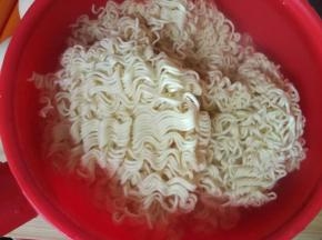 面饼用凉水提前泡好，大概泡半小时左右，具体的要看面饼的情况