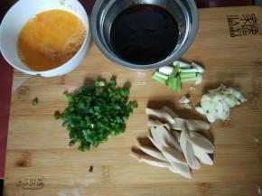 鸡蛋打到碗里用筷子打散，另哪碗加入1匙盐，1匙糖，1勺酱油，1勺蚝油，鸡肉肠，葱蒜切好