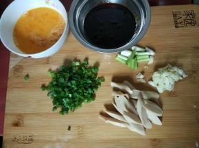 鸡蛋打到碗里用筷子打散，另哪碗加入1匙盐，1匙糖，1勺酱油，1勺蚝油，鸡肉肠，葱蒜切好