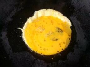 热锅下油，倒入鸡蛋煎熟装起备用