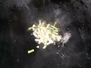 接着放油，倒入蒜，葱白爆炒出香味