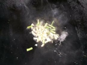 接着放油，倒入蒜，葱白爆炒出香味