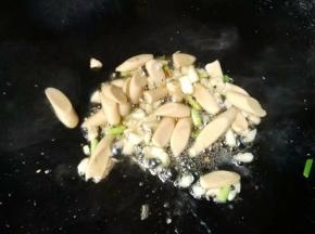 倒入鸡肉肠继续翻炒