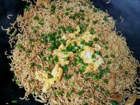 倒入煎熟的鸡蛋，葱花