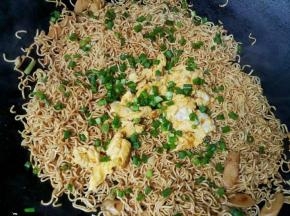 倒入煎熟的鸡蛋，葱花