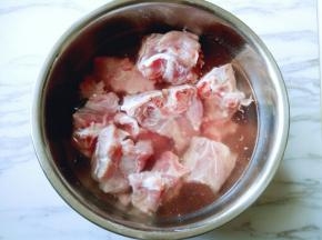 首先将小排冷水冲洗干净，再用冷水浸泡，泡出血水，当中看到水浑浊后就可以换水。