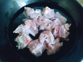 泡过的小排焯水，冷水入锅大火烧开。