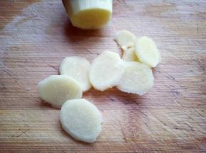 姜去皮，切片。