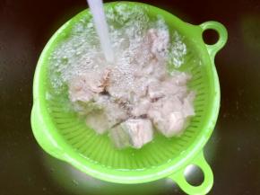 这时焯水的小排也好了，捞出后冷水冲洗。
