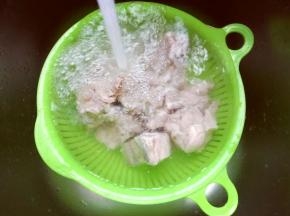 这时焯水的小排也好了，捞出后冷水冲洗。