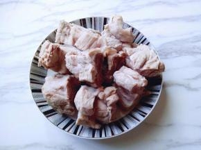 冲洗干净的小排。