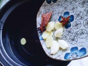 砂锅中加入清水，再加入香料。