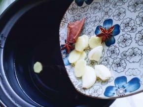 砂锅中加入清水，再加入香料。