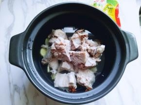 将焯好水的排骨放入砂锅中。