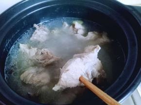 可以用筷子扎一下，轻松扎透就可以加入萝卜。