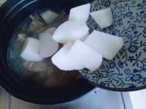 将切好的白萝卜加入锅中。