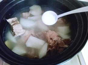 加入盐，大火烧2分钟关火。