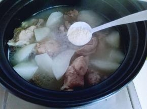 关火后加入鸡粉。