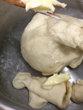 将软化的黄油放入