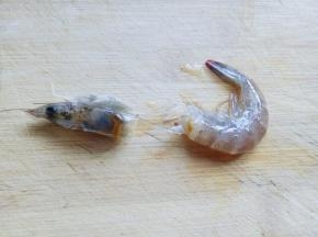 将虾去头，去壳，去虾线。