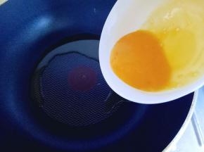 锅中加入油，油温7成时加入蛋黄液，转小火。