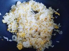 用铲子不停的翻炒。