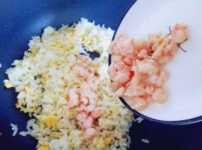 加入炒过的虾仁。