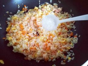 加入盐，翻炒均匀即可。