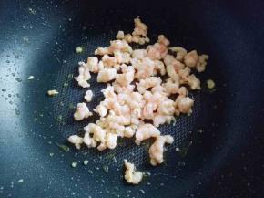 平底锅，热锅冷油，加入虾仁煸炒，炒至变色，盛出备用。
