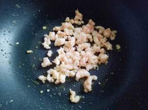 平底锅，热锅冷油，加入虾仁煸炒，炒至变色，盛出备用。