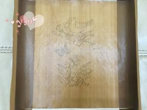 2、28*28烤盘淋湿，铺上图案纸，在图案纸上铺油布；