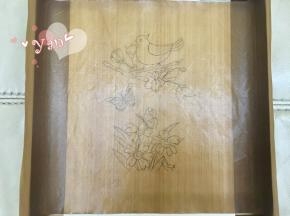 2、28*28烤盘淋湿，铺上图案纸，在图案纸上铺油布；