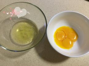 3、四个鸡蛋分离蛋黄蛋清至无油无水的盆里；