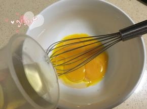 4、蛋黄+玉米油搅匀；