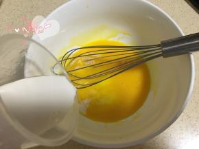 5、再加入牛奶搅匀；