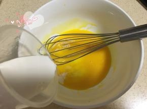 5、再加入牛奶搅匀；