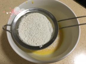 6、筛入低粉搅匀备用；