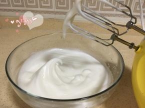 7、蛋清+糖打发至提起打蛋头有长弯钩即可；