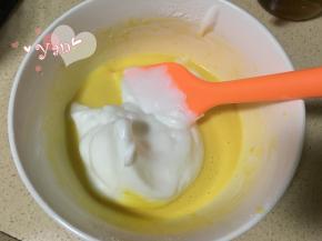 8、舀一大勺蛋白到蛋黄糊里；