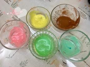 10、取 几个个小碗，盛出一点面糊，分别加入红黄蓝绿黄棕色素拌匀，然后装入裱花袋备用；