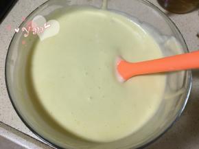 9、翻拌均匀后倒入蛋白盆里，再翻拌均匀；