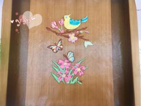 11、用彩色面糊挤出图案，裱花袋口要剪的很小。放入预热好的烤箱，165度烤2分钟；