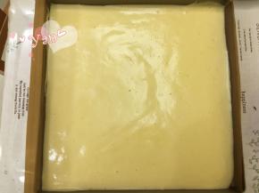 12、把蛋糕面糊倒入烤盘中，用刮刀抹平；